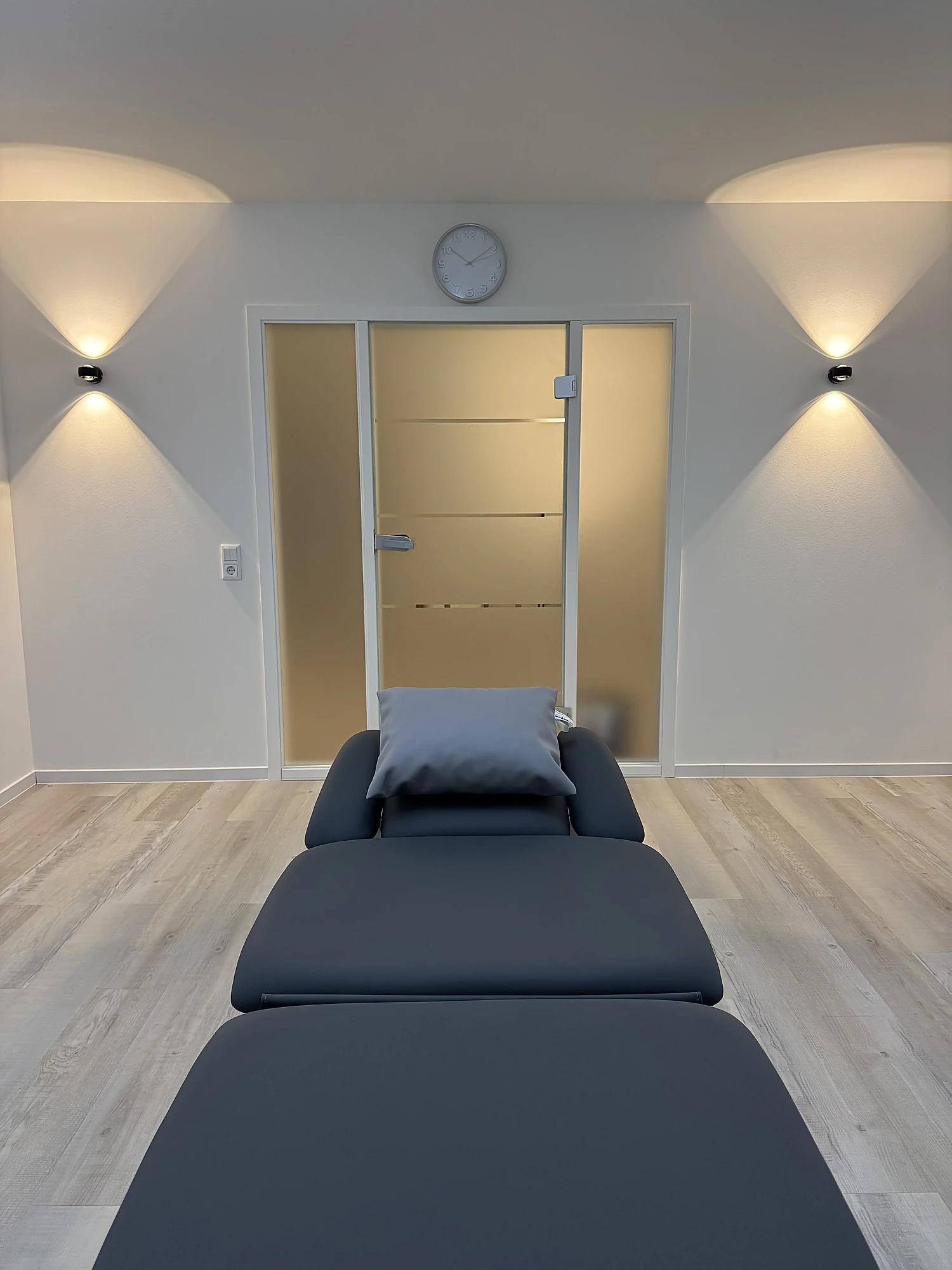 Moderner Behandlungsraum mit elektrischer Therapieliege bei Physiomedic Eltville
