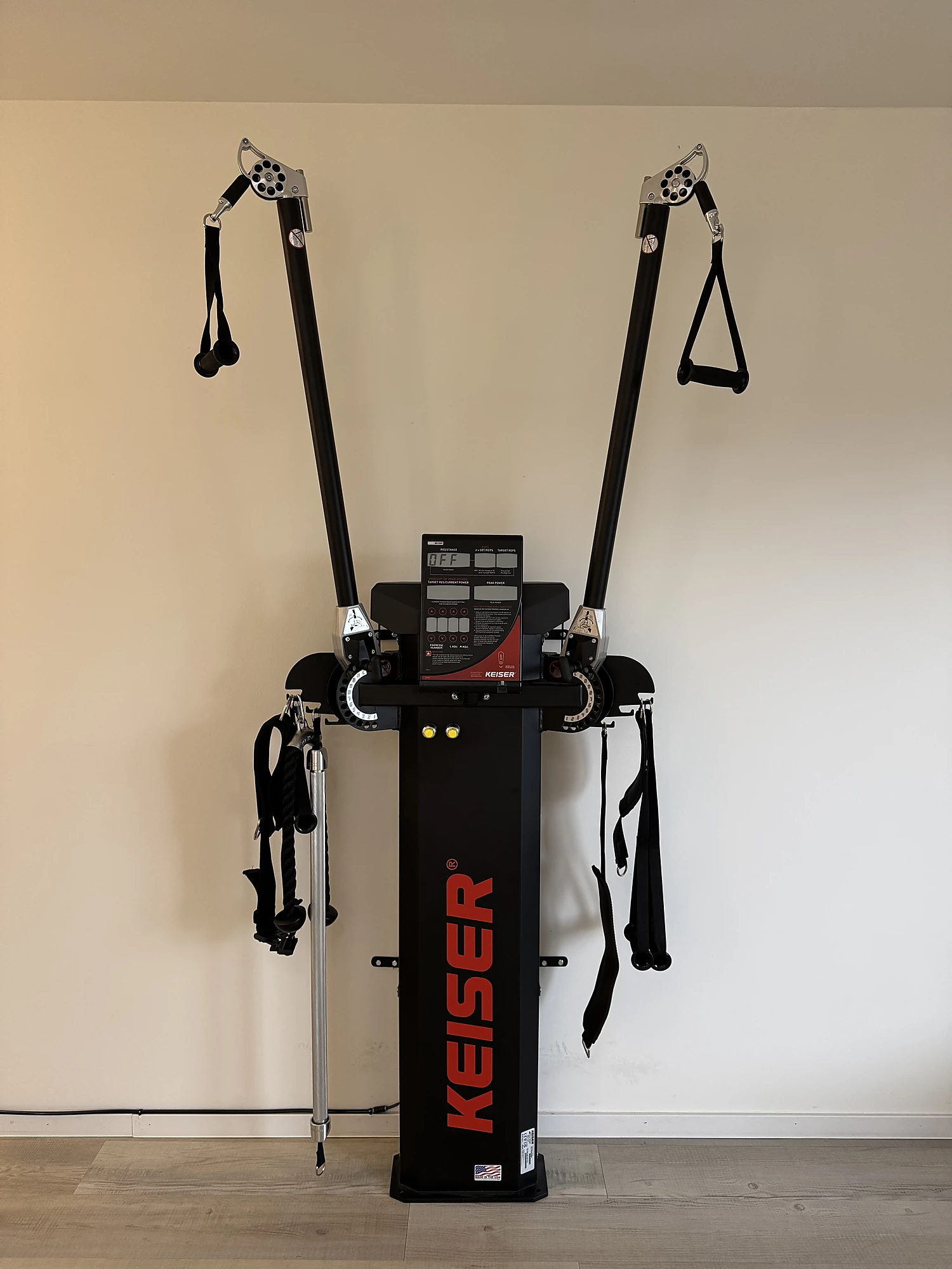 Krankengymnastik am Gerät an der Keiser-Funktionsmaschine bei Physiomedic Eltville